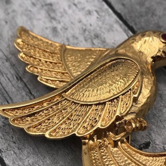 Brooch Vintage Avon Small Hummingbird Gold-tone Red Crystal Eye - Picture 3 of 5